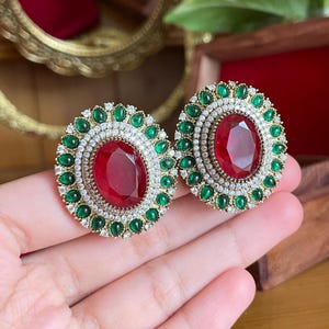 Pendientes de botón Kundan rojos y verdes hechos a mano / Pendientes llamativos de latón pulido dorado / Joyería para bodas indias