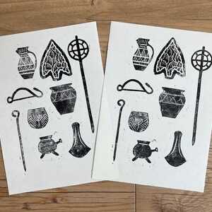 Könnte beinhalten: Zwei Schwarz-Weiß-Drucke verschiedener Töpferwaren und Werkzeuge. Die Drucke sind auf weißem Papier und zeigen eine Vielzahl von Formen und Designs.
