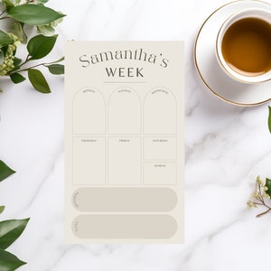 Puede incluir: Un planificador semanal imprimible con el texto "Samantha's Week" en la parte superior. El planificador está dividido en siete secciones para cada día de la semana, con espacios para escribir.
