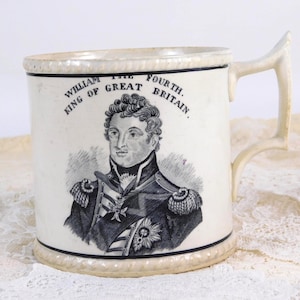 以下が含まれることがあります： クリーム色のセラミックマグカップ。グレートブリテン国王ウィリアム4世の肖像画が描かれています。マグカップには装飾的なハンドルがあり、王の白黒の肖像画が描かれています。「WILLIAM THE FOURTH. KING OF GREAT BRITAIN.」の文字が肖像画の上に印刷されています。