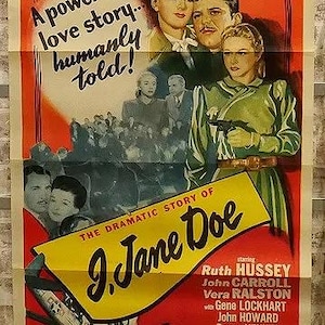 Peut inclure: Une tasse en céramique blanche avec une anse noire et le texte "But First, Coffee" en gras noir. La tasse est posée sur un fond flou, suggérant un cadre chaleureux.