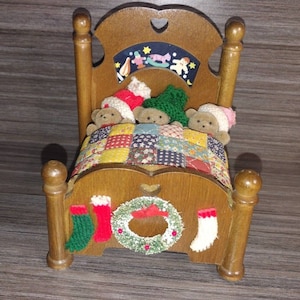 1985 Enesco Music Box Christmas Bears in Quilt Covered Bed Plays Sugar Plum Fairy