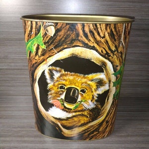 VINTAGE JL CLARK Blech Mülleimer Koala Bär im Baumstamm 15 cm 1960er Sammlerstück
