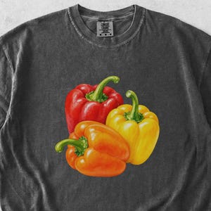 Unisex paprika akvarell t-shirt: Röd orange gul paprika, mjuk bomullströja
