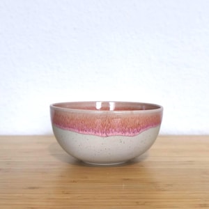 Cuenco hecho a mano - Beige moteado con esmalte rosa