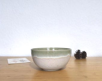 Ciotola fatta a mano - Beige screziato con smalto verde menta