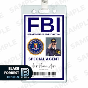 Può includere: Un porta badge rettangolare verticale in plastica contenente una scheda bianca con bordi blu. La scheda riporta la scritta FBI DEPARTMENT OF INVESTIGATION, un sigillo circolare, la foto di un agente, la scritta SPECIAL AGENT, una riga per la firma e un codice a barre.