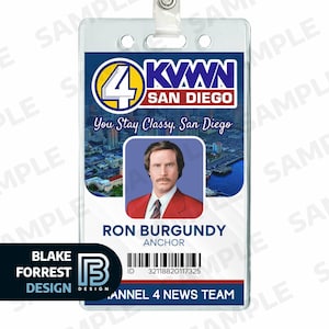 Puede incluir: Credencial de identificación de plástico transparente con el logotipo de Channel 4 KWWN San Diego, una foto de Ron Burgundy y el texto "You Stay Classy, San Diego". La credencial incluye el texto "Ron Burgundy, Anchor" y un código de barras.