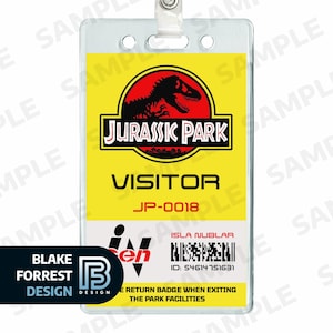 Puede incluir: Una tarjeta de visitante rectangular en un soporte de plástico transparente con fondo amarillo, el logotipo de Jurassic Park, una silueta de dinosaurio negra, el texto VISITOR, JP-0018, ISLA NUBLAR, un código de barras, ID: 54614751631 y RETURN BADGE WHEN EXITING THE PARK FACILITIES.
