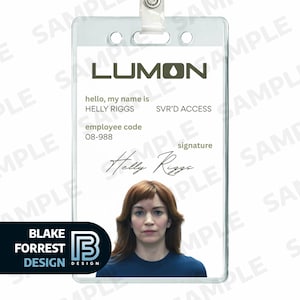 Puede incluir: Tarjeta de identificación de empleado de plástico transparente con el logotipo de Lumon y el nombre Helly Riggs. La tarjeta incluye una foto, el código de empleado 08-988 y el texto "SVR'D ACCESS". La esquina inferior izquierda tiene el logotipo de Blake Forrest Design.