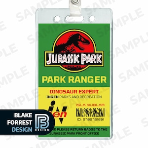 Op de afbeelding: Een rechthoekige plastic ID-badgehouder met het Jurassic Park-logo, voorzien van een zwarte dinosaurus-silhouet op een rode achtergrond. De badge toont de tekst PARK RANGER, DINOSAUR EXPERT, INGEN PARKS AND RECREATION, ISLA NUBLAR en ID: 6785751631.
