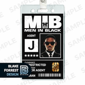 Pode incluir: Um crachá de identificação de agente Men in Black em preto e branco com o logotipo do filme, uma foto do Agente J e o texto "Agente J". O crachá inclui um cartão de segurança e um clipe de cordão.