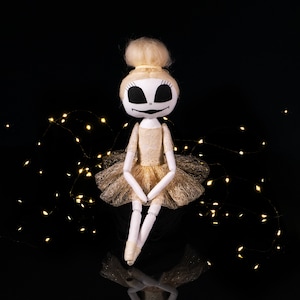 Muñeca de trapo de bailarina gótica OOAK • Muñeca de arte interior gótica pastel espeluznante y linda de 18″ • Coleccionable de algodón hecho a mano