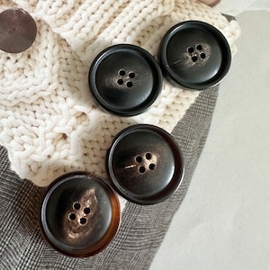 100Pcs 15/18/20/23/25mm Black and Brown Horn Buttons for Sweater Jacket Shirt Skirt Suit Coat Dress, Red/Blue/Green 4-hole Buttons