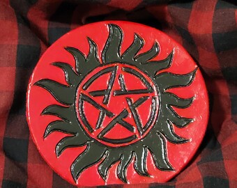 Disco decorativo in pelle con simbolo soprannaturale anti-possessione