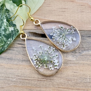 Queen Anne’s Lace Resin Earrings – Botanical Teardrop Earrings – White Pressed Flower Jewelry – Gold Earrings Handmade in NC – Gift for Her