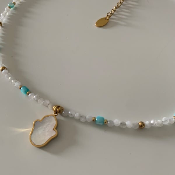 Naszyjnik z naturalnej masy perlowej z wisiorkiem Ręka Fatimy