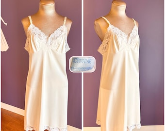 Tal cual. Vestido lencero vintage de los 80 Lorraine color blanco roto con tirantes finos y detalles de encaje. Tallas S y M.