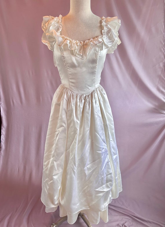 Vintage 90s Beautiful Steppin’ Out White Tiered Dr