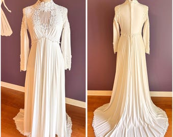 Vintage jaren 70, Edwardiaanse stijl, witte coltrui met lange mouwen, bruidsjurk met bloemen en kantaccenten S
