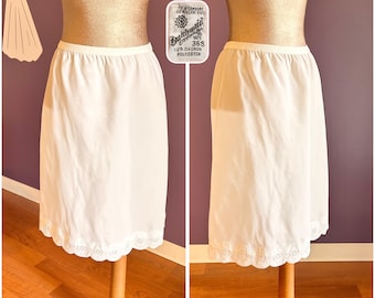 Tal cual. Falda lencera vintage de los años 60 de Dutchmaid, blanca, mezcla de poliéster y nailon, tallas S y M.