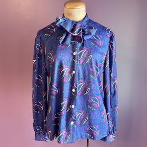 Blusa disco de manga larga con estampado de cachemira azul y morado vintage de los años 70