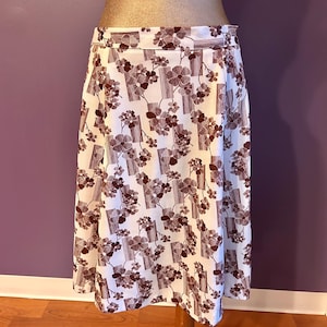 Jolie jupe à motifs floraux blanche et marron vintage des années 70