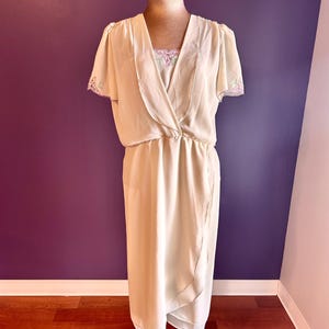Vintage 80s Off White Short Sleeve Summer Dress with Embroidered Flowers