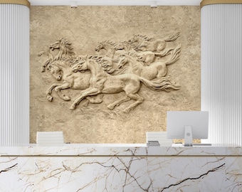 Może przedstawiać: Mural ścienny przedstawiający beżową, teksturowaną rzeźbę reliefową stada galopujących koni. Dzieło ukazuje wiele koni w ruchu z powiewającymi grzywami i ogonami, na neutralnym, piaskowym tle o wykończeniu przypominającym kamień.
