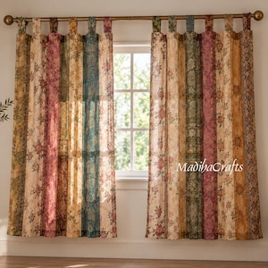 Può includere: Una coppia di tende a passanti con pannelli verticali in vari colori, tra cui ottanio, oro, bordeaux e crema, decorati con motivi floreali e damascati. Le tende sono appese a un bastone in metallo e riportano la scritta MadihaCrafts.
