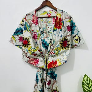 Robe longue caftan fleurie en coton : tenue de plage bohème