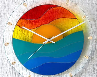 Reloj de pared con diseño de puesta de sol costera: arte con conchas marinas pintado a mano para la decoración de casas de playa.