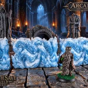 Puede incluir: Un conjunto de miniaturas de muros de hielo azul translúcido con texturas arremolinadas, colocadas sobre un suelo de piedra. Al fondo, dos estatuas grises con capucha se alzan cerca de un arco de piedra. El texto Arcane Edition y Death Save Guild es visible.