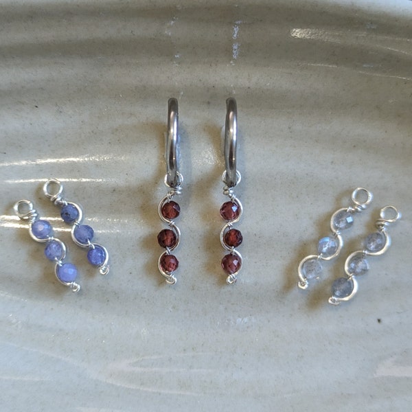 Pendentifs de créoles argentés en pierres naturelles, boucles d'oreilles 'Fluctus' faites-main en Grenat, Tanzanite et Labradorite