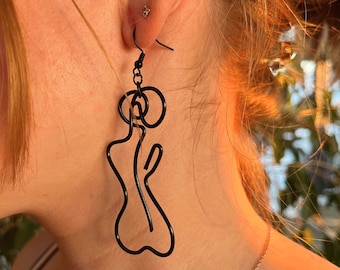Boucles d'oreilles fil de fer silhouette de femme minimaliste