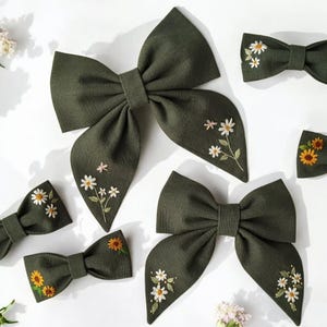 Personalized Daisies Hand Embroidered Hair Bow Clip, Floral Hair Bow Tie, Handmade Linen Hair Bow, Fabric Hair Bow, Hair Accessories Gift