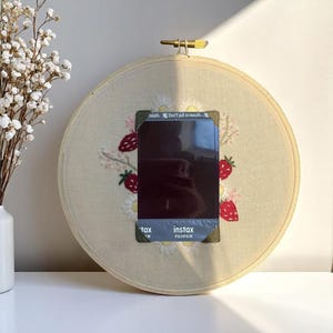Erdbeere Hand bestickter Polaroid-Fotohalter, benutzerdefinierter handgemachter Bilderrahmen, Stickerei Instax Mini-Rahmen, Erinnerungs-Andenken-Geschenkidee