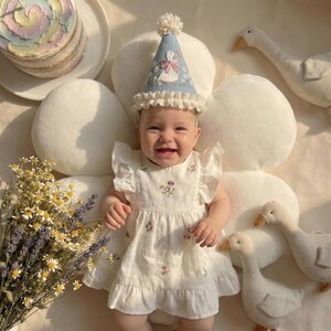 Gorro de cumpleaños personalizado con forma de ganso para bebé, gorro de fiesta de lino bordado a mano, gorro con pompón de cumpleaños, regalo de recuerdo para bebé, gorro floral con forma de ganso imagen 8
