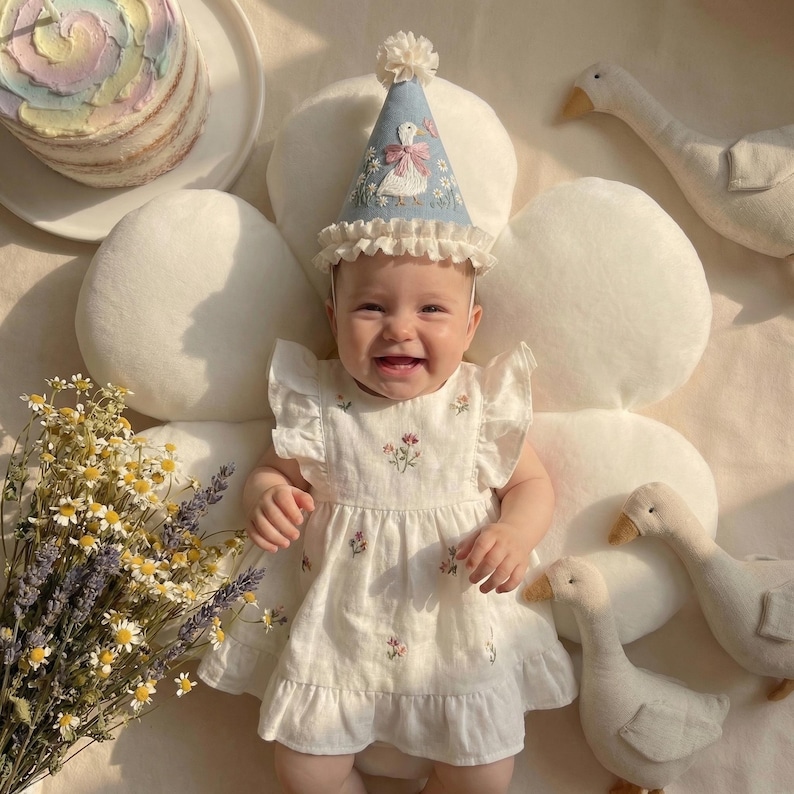 Gorro de cumpleaños personalizado con forma de ganso para bebé, gorro de fiesta de lino bordado a mano, gorro con pompón de cumpleaños, regalo de recuerdo para bebé, gorro floral con forma de ganso imagen 8