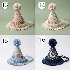 Puede incluir: Cuatro gorros de fiesta c&oacute;nicos con bordes con volantes y pompones. El 13 es rosa con bordados florales y el nombre Oliver. El 14 es crema con bordados florales y el nombre Violet. El 15 es azul claro con motivos espaciales. El 16 es azul marino con bordados de luna y estrellas.