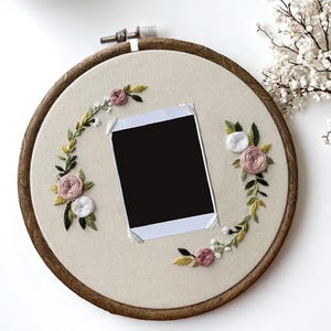 Hand bestickter Polaroid Fotohalter mit Rose, Benutzerdefinierter handgemachter Bilderrahmen, Stickerei Instax Mini Rahmen, Erinnerungsgeschenkidee