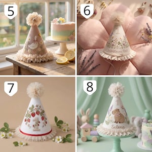 Puede incluir: Una colecci&oacute;n de cuatro gorros de fiesta c&oacute;nicos con dise&ntilde;os bordados. Un gorro muestra un ganso, otro flores silvestres con el texto 'Wildflower First', uno presenta fresas con el n&uacute;mero '1', y el &uacute;ltimo un capibara con el nombre 'Selena' y el n&uacute;mero '1'. Cada gorro est&aacute; rematado con un pomp&oacute;n de tul y tiene un borde de tul fruncido en la base.
