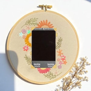 Bestickter Polaroid-Fotohalter mit Blumen, Benutzerdefinierter handgemachter Bilderrahmen, Stickerei Instax Mini-Rahmen, Erinnerungs-Andenken-Geschenk