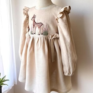 Sika Deer im Lavendel Garten Hand bestickt Langarm Kleid für Mädchen, benutzerdefinierte 1. Geburtstag weiches Leinenkleid, Kleinkind Leinenkleid