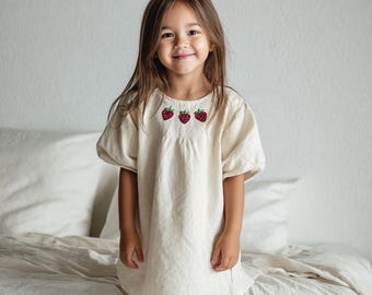 Handbroderad vintageklänning med jordgubbar för flickor, mjuk linneklänning för 1-årsdagen, linneklänning för småbarn, barnkläder, jordgubbsklänning