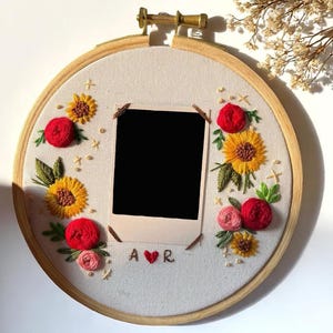 Personalisierter Paarname Anfangs-Polaroid-Fotohalter, Benutzerdefinierter handgemachter Bilderrahmen, Stickerei Instax Mini-Rahmen, Erinnerungs-Andenken-Geschenk