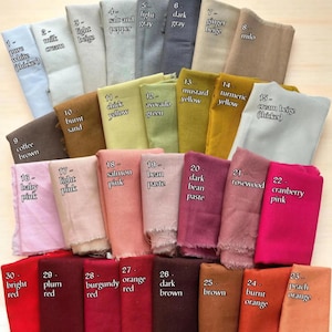 Puede incluir: Una colecci&oacute;n de muestras de tela dispuestas en una cuadr&iacute;cula, cada una etiquetada con un n&uacute;mero y nombre de color, incluyendo blanco puro, crema, beige claro, sal y pimienta, gris claro, gris oscuro, beige jengibre, milo, marr&oacute;n caf&eacute;, arena quemada, amarillo pollito, verde aguacate, amarillo mostaza, amarillo c&uacute;rcuma, beige crema, rosa beb&eacute;, rosa claro, rosa salm&oacute;n, pasta de frijol, pasta de frijol oscuro, palo de rosa, rosa ar&aacute;ndano, rojo brillante, rojo ciruela, rojo borgo&ntilde;a, rojo naranja, marr&oacute;n oscuro, marr&oacute;n, naranja quemado y naranja melocot&oacute;n.