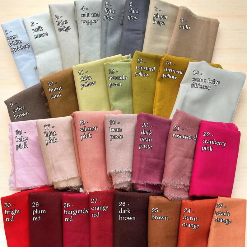 Puede incluir: Una colecci&oacute;n de muestras de tela dispuestas en una cuadr&iacute;cula, cada una etiquetada con un n&uacute;mero y nombre de color, incluyendo blanco puro, crema, beige claro, sal y pimienta, gris claro, gris oscuro, beige jengibre, milo, marr&oacute;n caf&eacute;, arena quemada, amarillo pollito, verde aguacate, amarillo mostaza, amarillo c&uacute;rcuma, beige crema, rosa beb&eacute;, rosa claro, rosa salm&oacute;n, pasta de frijol, pasta de frijol oscuro, palo de rosa, rosa ar&aacute;ndano, rojo brillante, rojo ciruela, rojo borgo&ntilde;a, rojo naranja, marr&oacute;n oscuro, marr&oacute;n, naranja quemado y naranja melocot&oacute;n.