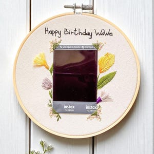Polaroid-Fotorahmen mit einfachen Blumen, benutzerdefinierte handgemachte Sofortbildkamera Rahmen, handbestickter Instax Mini Rahmen, Erinnerungsgeschenkidee