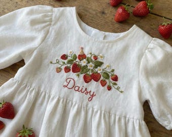 Vestido de lino personalizado bordado con fresas para niñas, vestido de cumpleaños de bayas hecho a mano, conjunto cottagecore para niñas pequeñas, regalo de vestido para bebé niña